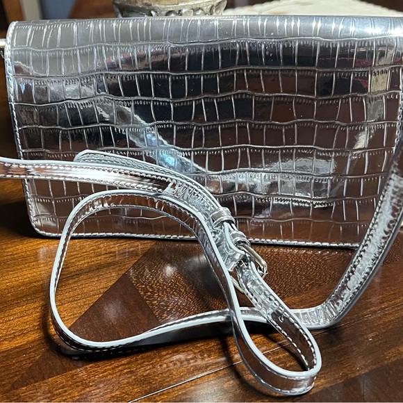 Chic Silver Crocodile-Embossed Crossbody Bag - Picture 3 of 3